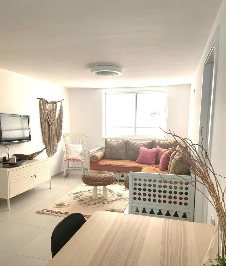 אירוח השקד - 10דק' משדה התעופה Apartment Giv'at Koach Luaran gambar