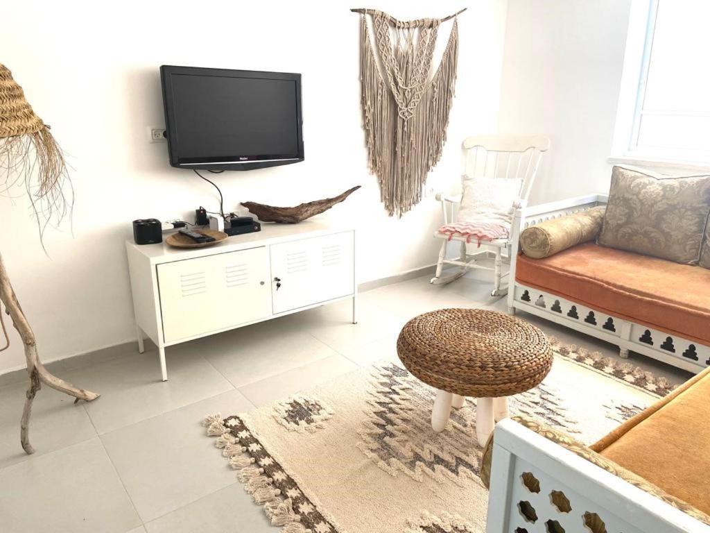 אירוח השקד - 10דק' משדה התעופה Apartment Giv'at Koach Luaran gambar